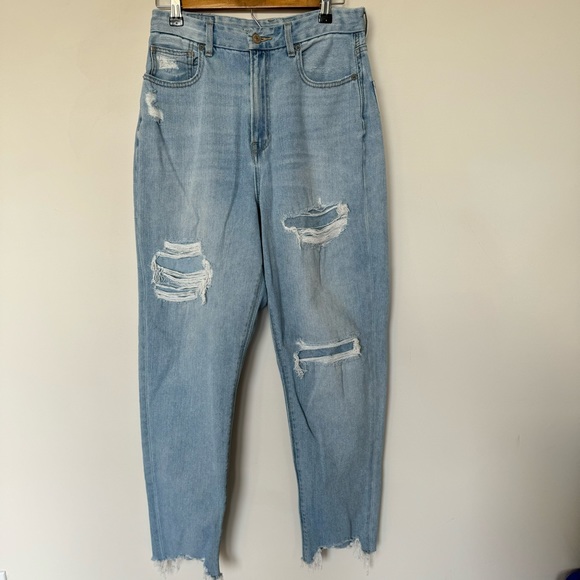 American Eagle Curvy Mom Jeans Light Wash Blue Distressed Raw Hem Ankle 6 Women - Picture 2 of 8